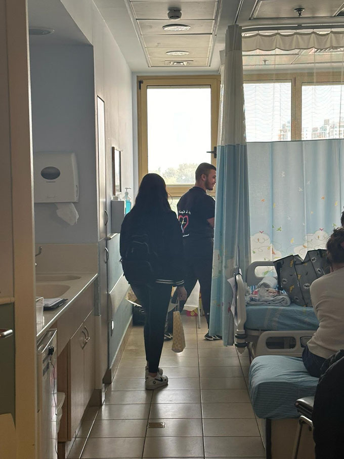 طلاب وطاقم وادارة مدرسة الرازي يقومون بزيارة قسم الاطفال في مستشفى تل هاشومير 